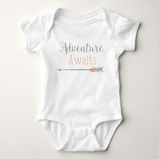 Äventyr väntar på babydräkten tee shirt