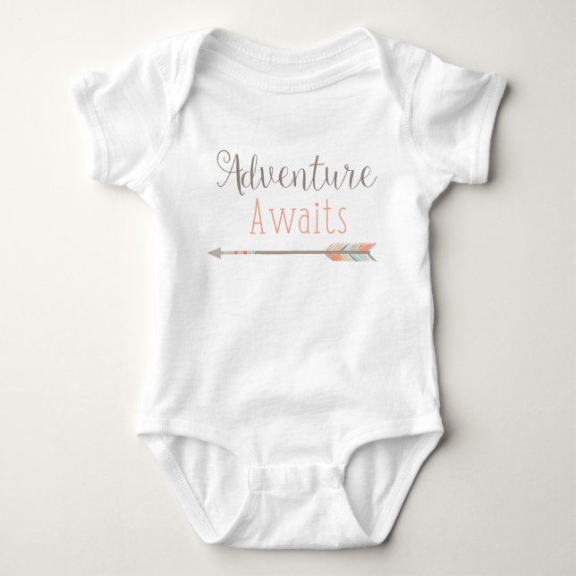 Äventyr väntar på babydräkten tee shirt (Framsida)
