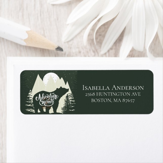 Äventyr väntar på Bear Det är en pojketikett Returadress Etikett (Insitu)