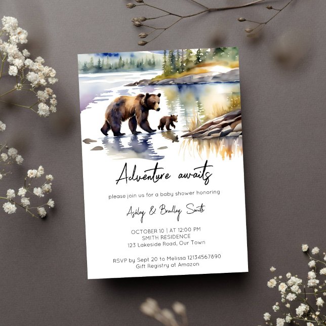Äventyr väntar på björn unge med babydusch i mamma inbjudningar (Adventure awaits Alaskan wilderness baby bear cub mother bear by the river baby shower invitation)