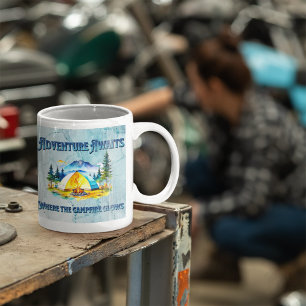 Äventyr väntar på camping utomhus älskare vattenfä kaffemugg
