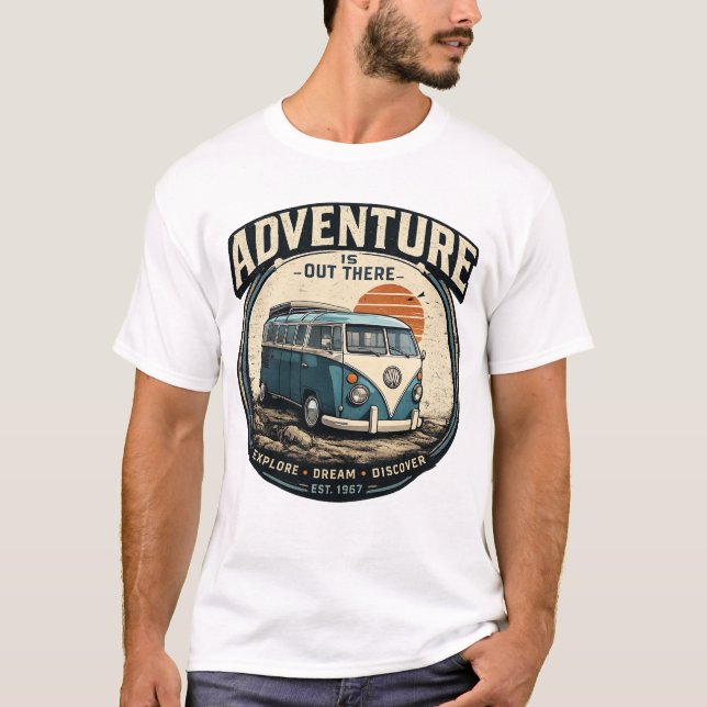 Äventyr väntar – Retro grafik för husbil  T Shirt (Framsida)