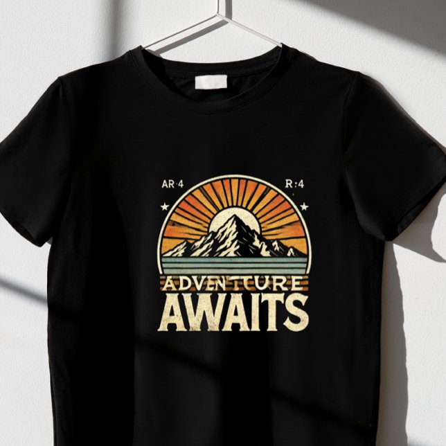"Äventyr väntar." T Shirt (Skapare uppladdad)