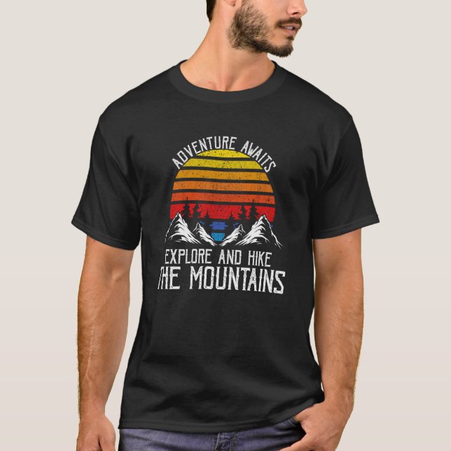 Äventyr Väntar Utforska Vandra Bergsstigar T Shirt (Framsida)