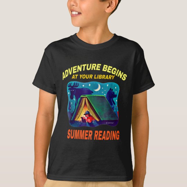 Äventyret Börjar På Biblioteket Sommarläseprogram T Shirt (Framsida)