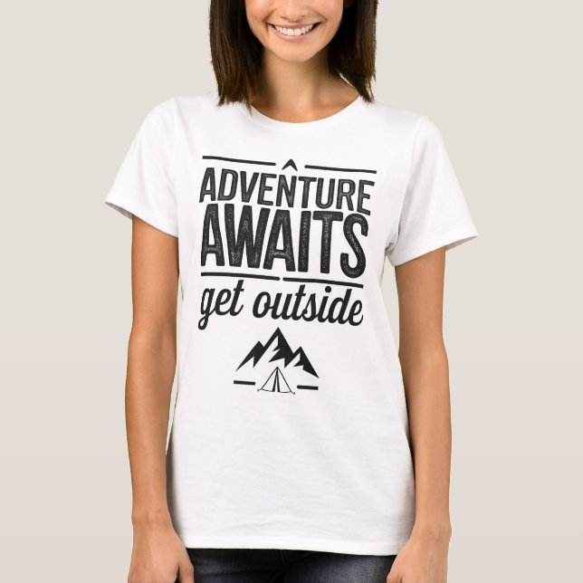 Äventyret Väntar – Kom Ut Typografi Design T Shirt (Framsida)