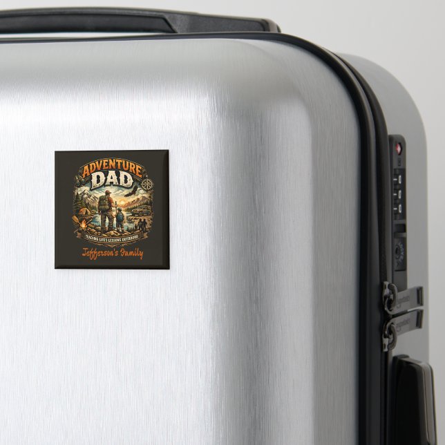 ÄventyrsPappa Tröja – Vintage Utomhus Camping  Magnet (In Situ (Luggage))