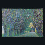 Avenue in Schloss Kammer Park av Gustav Klimt Bordstablett<br><div class="desc">Avenue in Schloss Kammer Park (1912) av Gustav Klimt är en vintage Victorian Era bra art symbosm-målning. En yttre syn på ett slott i slutet av en lång träd-fodrad gata omgiven av vackra trädgårdar i vår. Schloss Kammer är ett slott som omges av vatten i Sjö Attersee i norra Österrike...</div>