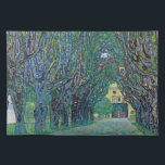 Avenue in Schloss Kammer Park av Gustav Klimt Bordstablett<br><div class="desc">Avenue in Schloss Kammer Park (1912) av Gustav Klimt är en vintage Victorian Era bra art symbosm-målning. En yttre syn på ett slott i slutet av en lång träd-fodrad gata omgiven av vackra trädgårdar i vår. Schloss Kammer är ett slott som omges av vatten i Sjö Attersee i norra Österrike...</div>