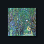 Avenue in Schloss Kammer Park av Gustav Klimt Canvastryck<br><div class="desc">Avenue in Schloss Kammer Park (1912) av Gustav Klimt är en vintage Victorian Era bra art symbosm-målning. En yttre syn på ett slott i slutet av en lång träd-fodrad gata omgiven av vackra trädgårdar i vår. Schloss Kammer är ett slott som omges av vatten i Sjö Attersee i norra Österrike...</div>