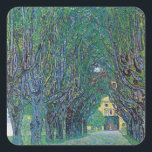 Avenue in Schloss Kammer Park av Gustav Klimt Fyrkantigt Klistermärke<br><div class="desc">Avenue in Schloss Kammer Park (1912) av Gustav Klimt är en vintage Victorian Era bra art symbosm-målning. En yttre syn på ett slott i slutet av en lång träd-fodrad gata omgiven av vackra trädgårdar i vår. Schloss Kammer är ett slott som omges av vatten i Sjö Attersee i norra Österrike...</div>