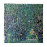Avenue in Schloss Kammer Park av Gustav Klimt Kakelplatta<br><div class="desc">Avenue in Schloss Kammer Park (1912) av Gustav Klimt är en vintage Victorian Era bra art symbosm-målning. En yttre syn på ett slott i slutet av en lång träd-fodrad gata omgiven av vackra trädgårdar i vår. Schloss Kammer är ett slott som omges av vatten i Sjö Attersee i norra Österrike...</div>
