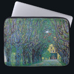 Avenue in Schloss Kammer Park av Gustav Klimt Laptop Sleeve<br><div class="desc">Avenue in Schloss Kammer Park (1912) av Gustav Klimt är en vintage Victorian Era bra art symbosm-målning. En yttre syn på ett slott i slutet av en lång träd-fodrad gata omgiven av vackra trädgårdar i vår. Schloss Kammer är ett slott som omges av vatten i Sjö Attersee i norra Österrike...</div>