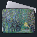 Avenue in Schloss Kammer Park av Gustav Klimt Laptop Sleeve<br><div class="desc">Avenue in Schloss Kammer Park (1912) av Gustav Klimt är en vintage Victorian Era bra art symbosm-målning. En yttre syn på ett slott i slutet av en lång träd-fodrad gata omgiven av vackra trädgårdar i vår. Schloss Kammer är ett slott som omges av vatten i Sjö Attersee i norra Österrike...</div>