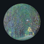 Avenue in Schloss Kammer Park av Gustav Klimt Magnet<br><div class="desc">Avenue in Schloss Kammer Park (1912) av Gustav Klimt är en vintage Victorian Era bra art symbosm-målning. En yttre syn på ett slott i slutet av en lång träd-fodrad gata omgiven av vackra trädgårdar i vår. Schloss Kammer är ett slott som omges av vatten i Sjö Attersee i norra Österrike...</div>