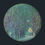 Avenue in Schloss Kammer Park av Gustav Klimt Magnet<br><div class="desc">Avenue in Schloss Kammer Park (1912) av Gustav Klimt är en vintage Victorian Era bra art symbosm-målning. En yttre syn på ett slott i slutet av en lång träd-fodrad gata omgiven av vackra trädgårdar i vår. Schloss Kammer är ett slott som omges av vatten i Sjö Attersee i norra Österrike...</div>