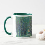 Avenue in Schloss Kammer Park av Gustav Klimt Mugg<br><div class="desc">Avenue in Schloss Kammer Park (1912) av Gustav Klimt är en vintage Victorian Era bra art symbosm-målning. En yttre syn på ett slott i slutet av en lång träd-fodrad gata omgiven av vackra trädgårdar i vår. Schloss Kammer är ett slott som omges av vatten i Sjö Attersee i norra Österrike...</div>