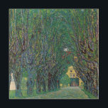 Avenue in Schloss Kammer Park av Gustav Klimt Trätavla<br><div class="desc">Avenue in Schloss Kammer Park (1912) av Gustav Klimt är en vintage Victorian Era bra art symbosm-målning. En yttre syn på ett slott i slutet av en lång träd-fodrad gata omgiven av vackra trädgårdar i vår. Schloss Kammer är ett slott som omges av vatten i Sjö Attersee i norra Österrike...</div>