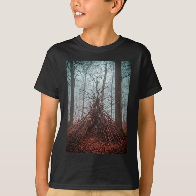 Avfallshus i skogen med dimma t shirt (Framsida)