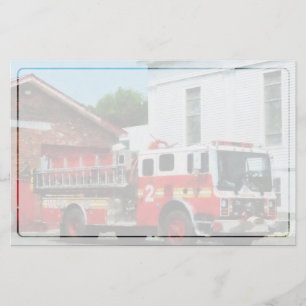 Avfyra motorn framme av Fire stationen Brevpapper