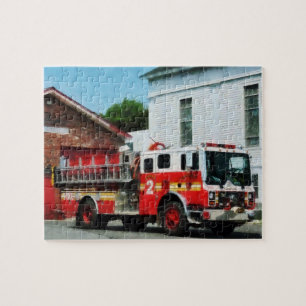 Avfyra motorn framme av Fire stationen Pussel