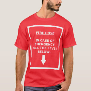Avfyra vattnar med slang - handtag använder tee shirt