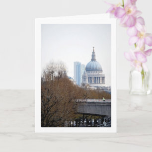 Avlägsen vy av St Pauls-katedralen, London Kort