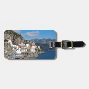 Avlägset beskåda av Atrani på den Amalfi kusten Bagagebricka