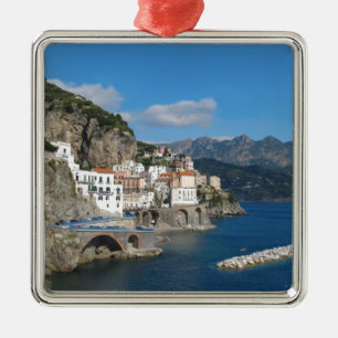 Avlägset beskåda av Atrani på den Amalfi kusten Julgransprydnad Metall