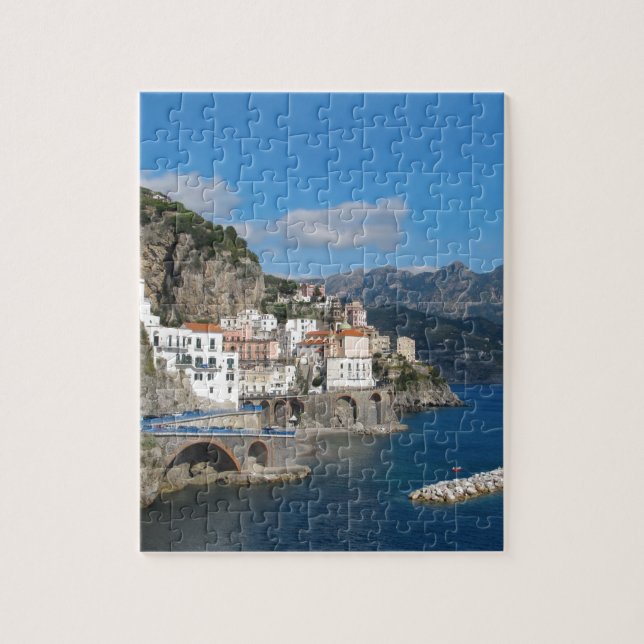 Avlägset beskåda av Atrani på den Amalfi kusten Pussel (Vertikal)