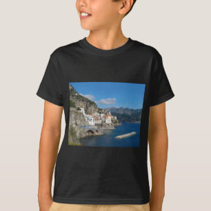 Avlägset beskåda av Atrani på den Amalfi kusten Tee