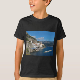 Avlägset beskåda av Atrani på den Amalfi kusten Tee