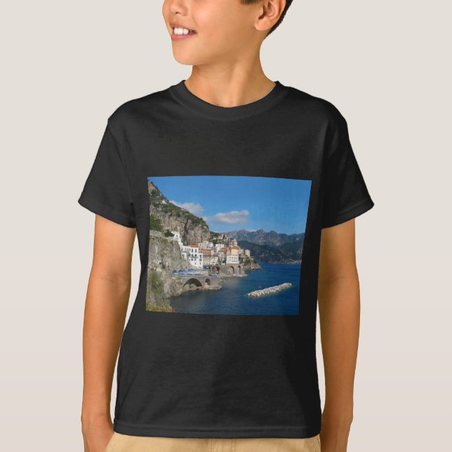 Avlägset beskåda av Atrani på den Amalfi kusten Tee Shirt (Framsida)