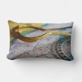 Avonturen beleven en bestemming zoeken op kompas. lumbarkudde