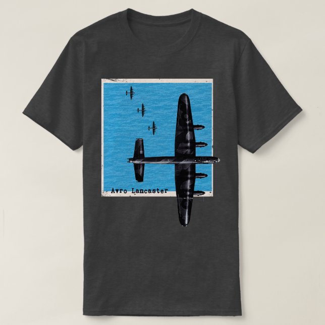 Avro Lancaster Bomber Airplane WW2 över havet T Shirt (Design framsida)