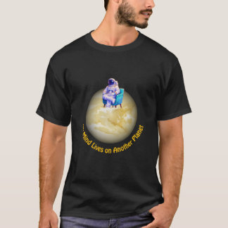 Avslappnad astronaut som sitter på planet t shirt