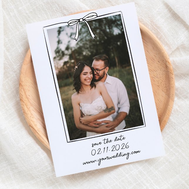 Avslappnad Hand plockade fotot, enkelt Chic Spara Datumet (Announce your big day with our chic bow Save the Date card, with a timeless black and white design.)