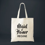Avslappnad Maid of honor Monogram-favoriter i skri Tygkasse<br><div class="desc">Trend typography monogram tote bag. Med modern och snyggt innehåller anpassad design texten "Maid of honor" i avslappnadens skriptbokstäver och en redigerbar text fält för en namn i elegant sans serif i svart. Anpassa den här designen så att den passar stil genom att klicka på Anpassa för att gå till...</div>