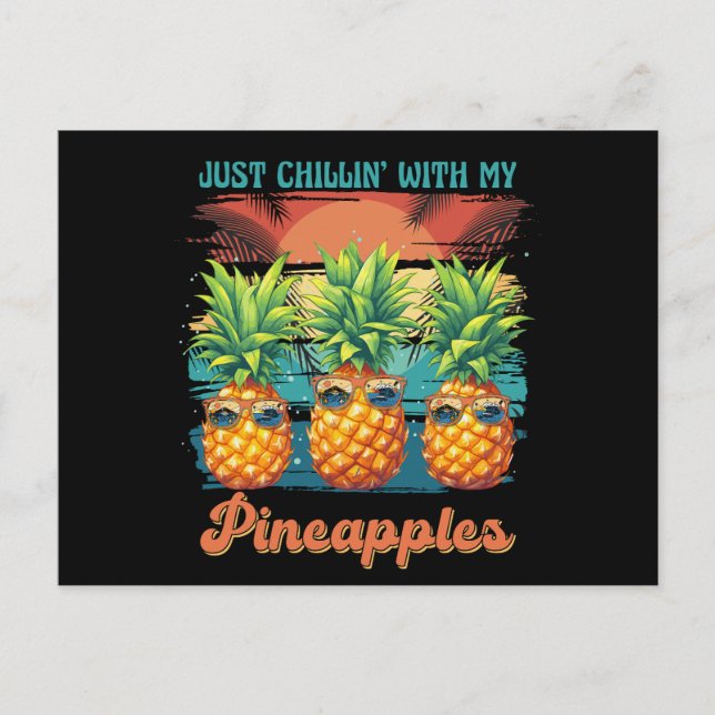 Avslappnad Med Mina Ananas Solglasögon Tropisk  Vykort (Framsida)