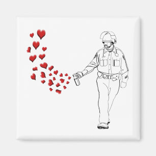 Avslappnad Pepper Spray Cop med Hearts Magnet