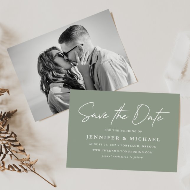 Avslappnad Script Sage Grönt Photo Spara Datumet (Skapare uppladdad)