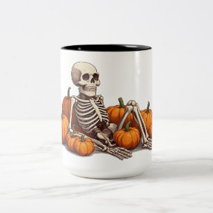 Avslappnad Skelett Bland Skördepumpor 🎃 Två-Tonad Mugg