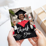 Avslappnad skript och foto | STUDENTEN TACK<br><div class="desc">De här enkla och moderna studenten-tack som du har för magnetkort har graderingens foto,  med skripttypografi av snyggtens trendig avslappnad.</div>
