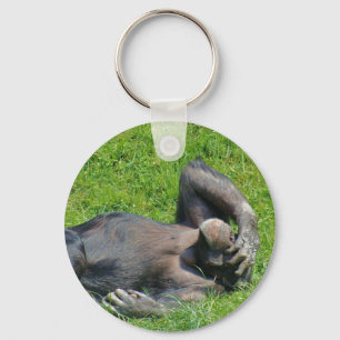 Avslappnande schimpans i gräset - Keychain Nyckelring