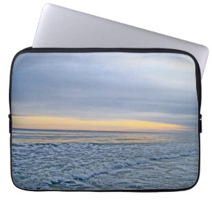 Avslappnande solnedgång vid havet laptop sleeve