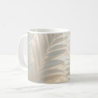 Avslappnande tropisk akvarell, vita palmlövar kaffemugg