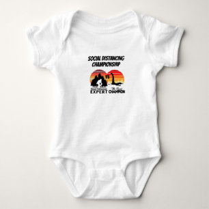 Avstånd mästerskap i social - Yeti Vs Nessi T Shirt