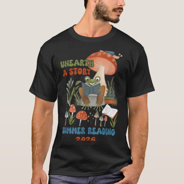 Avtäcka en berättelse sommarläseprogram 2026 Groda T Shirt (Framsida)