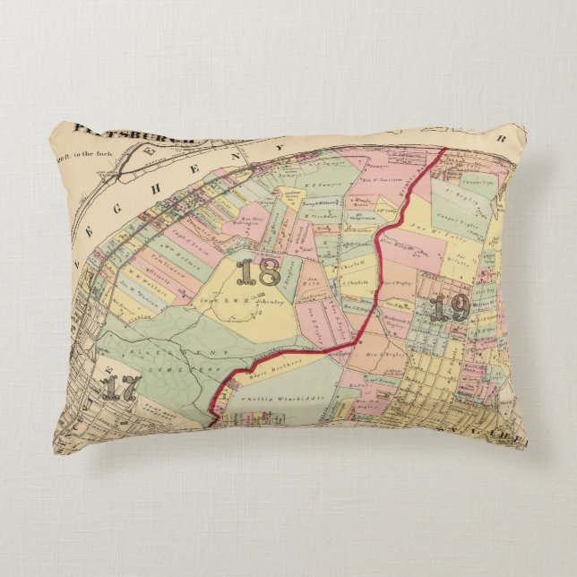 Avvärjer 1819 av Pittsburgh, Pennsyvania Prydnadskudde (Framsidan)