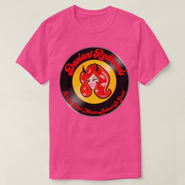Avvikande Rödhårig Retro Girl Gang Badge T Shirt (Design framsida)